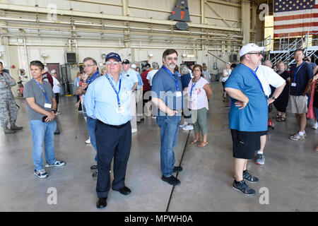 Über 90 Mitglieder der 317 Veteranen tourte die Charlotte Air National Guard Base ins Innere einer C-130 Hercules zu gehen und mit z.z. Flieger während einer Tour sprechen, während auf der North Carolina Air National Guard Base, Charlotte Douglas International Airport, Sept. 15, 2017. Die 317 Veteranen Gruppe sind Veteranen, die mit der 317 Troop Carrier/Airlift Wing serviert, darunter eine aus dem Zweiten Weltkrieg. Stockfoto