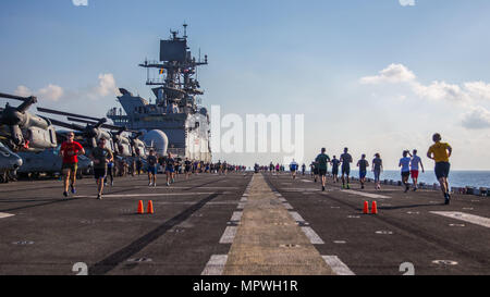 USS MAKIN ISLAND, Golf von Aden (13. Februar 2017) US-Marines und Segler mit dem Makin Island amphibische bereit Group/11th Marine Expeditionary Unit teilnehmen in einen halben Marathon-Rennen an Bord der USS Makin Island (LHD 8) in den Golf von Aden, 13 Februar. Marines und Segler lief 42 Runden auf dem Flugdeck der USS Makin Island und Erfrischungen während des Rennens zur Verfügung gestellt wurden. Die 11. MEU unterstützt derzeit U.S. 5. Flotte Auftrag zur Förderung und Erhaltung der Stabilität und Sicherheit in der Region, während im Gange während ihrer West-Pac 16-2-Bereitstellung. (U.S. Marine Corps Foto von Lance Cpl. Brand Stockfoto