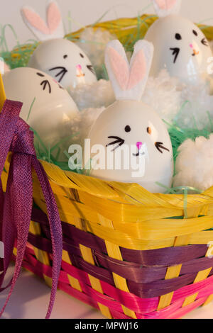 Hand gestaltete Osterhasen Eier in einem Korb, USA Stockfoto