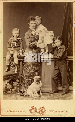 Großherzogin Maria Fyodorovna mit Kindern, Nicholas Alexandrovich, George Alexandrovich und Xenia Stockfoto
