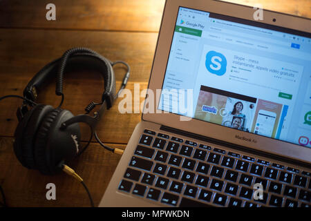Die Skype-anwendung auf ein Apple MacBook Air Computer Monitor über den Google Play Store angezeigt. Stockfoto