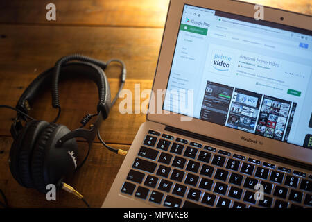 Die Amazon Prime Video Anwendung gesehen auf ein Apple MacBook Air Computer Monitor über den Google Play Store angezeigt. Stockfoto