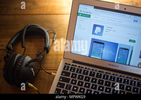 Die PayPal Anwendung gesehen auf ein Apple MacBook Air Computer Monitor über den Google Play Store angezeigt. Stockfoto