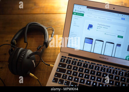 Die PayPal Business Application gesehen auf ein Apple MacBook Air Computer Monitor über den Google Play Store angezeigt. Stockfoto