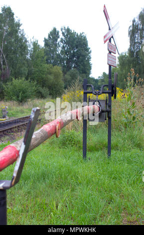 Kreuzung Tor ist im Vordergrund und im Hintergrund sind Bäume. Stockfoto