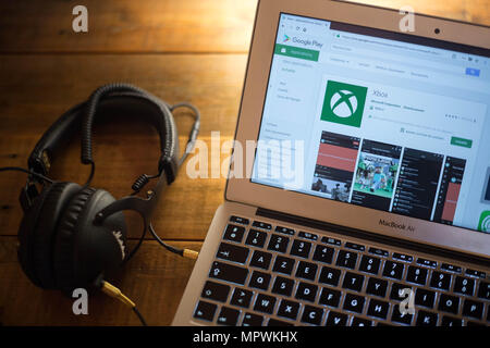 Die Xbox Anwendung gesehen auf ein Apple MacBook Air Computer Monitor über den Google Play Store angezeigt. Stockfoto