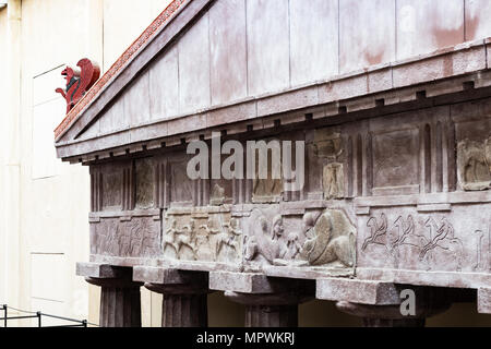 ISTANBUL, Türkei - 15. MAI 2018: Giebel der antiken Tempel im Archäologisches Museum Istanbul. Das Museum wurde im Jahr 1891 eröffnet, und enthält mehr als eine Stockfoto