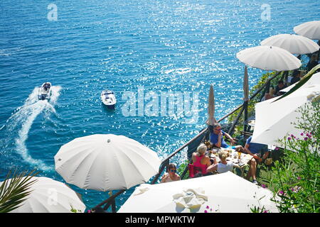 Bar Restaurant an der Küste von Cinque Terre Nationalpark in Italien. Manarola, Italien - April 2018 Stockfoto