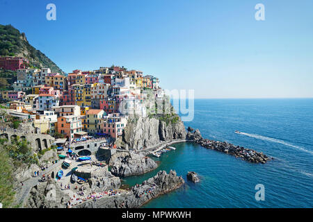 Schöne Aussicht von Manarola Stadt. Ist eine von fünf berühmten bunten Dörfer der Cinque Terre Nationalpark in Italien Stockfoto