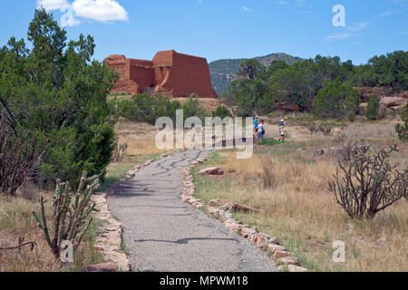 Eine Familie folgt die Missionen Ruinen Trail in Pecos National Historical Park in San Miguel und Santa Fe, New Mexico. Tag Fahrt von Santa Fe. Stockfoto