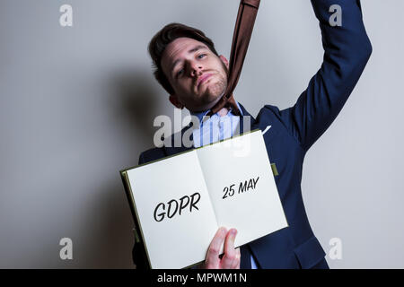 Nervös business Mann griff Hinweis mit Bipr (Allgemeine Datenschutzverordnung) Akte Titel Stockfoto