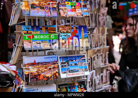 Marrakesch, Marokko - 7. März 2016: eine Postkarte Anzeige in einer Gasse der Medina Stockfoto