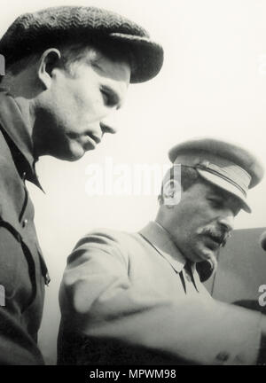 Joseph Stalin und Nikita Chruschtschow, Mai 1, 1932, 1932. Stockfoto