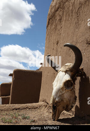 Taos Pueblo von Taos, New Mexico Features Multi-stöckiges Adobe Wohnungen, San Geronimo Katholische Kirche Stockfoto