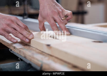 Kaukasische Holzarbeit mit Holz Planer Stockfoto