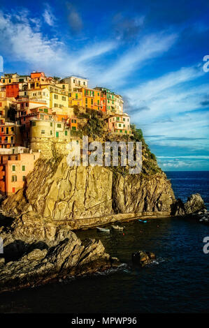 Manarola, das zweite der fünf Fischerdörfer wie reist man nach Norden in die UNESCO-zertifizierten Cinque Terre an der Küste von Italien. Stockfoto