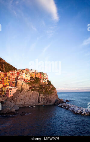 Das alte Fischerdorf von Manarola bietet Blick auf das Mittelmeer. Der Nationalpark der Cinque Terre, Italien. Stockfoto