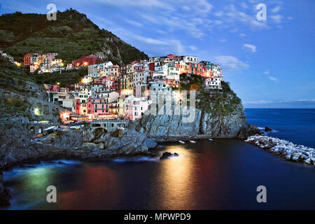 Manarola, das zweite der fünf Fischerdörfer wie reist man nach Norden in die UNESCO-zertifizierten Cinque Terre an der Küste von Italien. Stockfoto