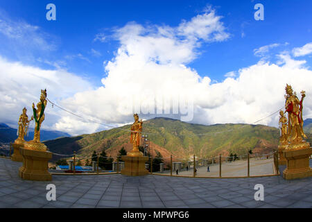 Goldene Statue von Buddhistischen weiblichen Gott auf der Buddha Tempel Dordenma Räumlichkeiten in Thimphu in Bhutan. Stockfoto