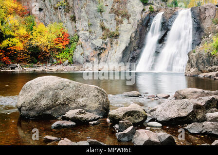 Hohe fällt auf die Taufe Fluss in Tettegouche State Park, Minnesota. Stockfoto