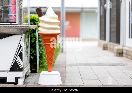 Vintage Kunststoff Werbeartikel & Eis mit Schlagsahne Vanille Eis und Schokolade flake außerhalb einer Mall oder Einkaufszentrum in England, Großbritannien Stockfoto