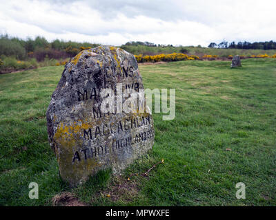 Clan Macgillivray, Maclean, Maclachlan und Athol Highlanders grab Marker bei Culloden Moor, Ort der Schlacht von Culloden, 16. April 1746. Stockfoto