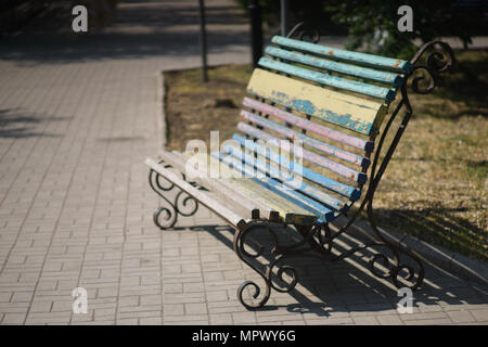 Sitzbank mit abblätternde Farbe im Park Stockfoto