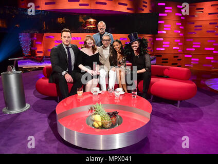 (Nach rechts) Chris Pratt, Bryce Dallas Howard, Graham Norton, Jeff Goldblum, Thandie Newton und Jake Shears während der Schmierfilmbildung der Graham Norton Show auf BBC Television Centre, Studioworks 6 Wood Lane, London, auf BBC One am Freitag Abend gelüftet zu werden. Stockfoto