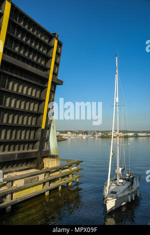 Eine der Straßenbrücken über die Bucht von Cardiff Barrage in der angehobenen Position. Die Brücke angehoben, damit das Boot in die Schleuse passieren Stockfoto