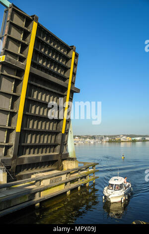 Eine der Straßenbrücken über die Bucht von Cardiff Barrage in der angehobenen Position. Die Brücke angehoben, damit das Boot in die Schleuse passieren Stockfoto