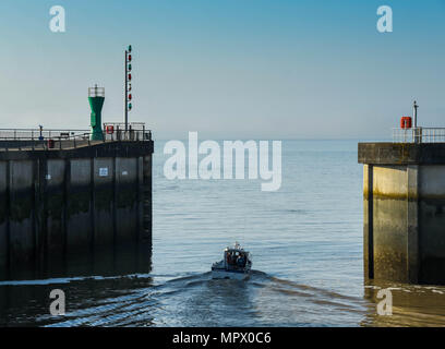 Der Hafen an der Wand am Eingang zum Schloss an der Cardiff Bay Barrage. Es ist eine Verteidigung gegen die extrem hohen Gezeiten der Bristol Channel Stockfoto