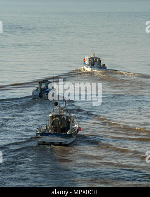 Schließen Sie drei kleine Fischerboote Segeln in den Bristol Channel von der Cardiff Bay barrage Stockfoto