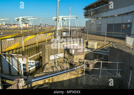 Weitwinkelaufnahme der hydraulischen Antrieb für eine Der schleusentore an der Cardiff Bay barrage Stockfoto