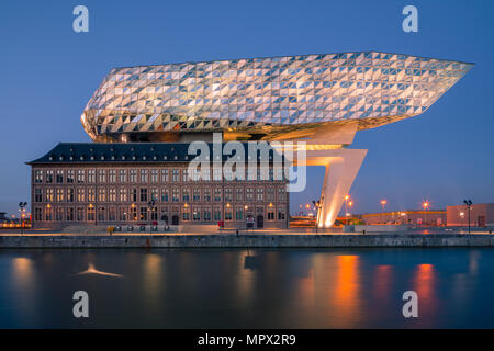 Zaha Hadid Architects, der neue Hafen Haus während der Dämmerung in Antwerpen, Belgien Stockfoto