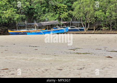 Lokale bangka Boote auf dem sandigen-sumpfigen Bach an der Rückseite des Sugar Beach in barangay Nauhang verbindet die Küste mit dem Rest der Gemeinde. S Stockfoto