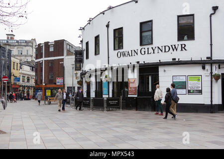 Shopper, das Stadtzentrum von Cardiff, Cardiff. Stockfoto