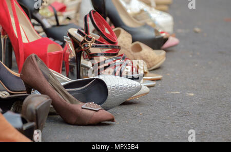 Blick auf die Altstadt High Heel Schuhe auf der Straße auf dem Markt. Stockfoto