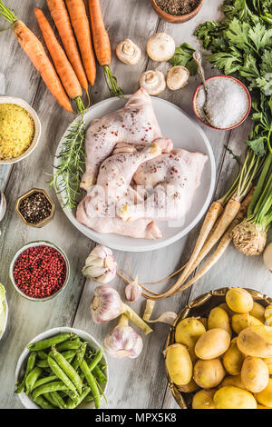 Raw Hähnchenschenkel mit Sortiment Gewürze und Gemüse. Stockfoto