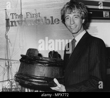 POPSTAR ROBIN GIBB VON DEN BIENEN GEES MIT EINEM 'SPIT KID' EINES DER RELIQUIEN AUS DEM WRACK DES MAN O WAR UNBESIEGBAR, DIE VOR PORTSMOUTH SANK IM JAHR 1758. Stockfoto