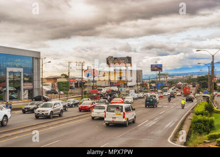 San Jose, Costa Rica - 10. November 2016: bewölkten Himmel über San Jose. Landschaft Blick auf die Straße und das Stadtbild. Stockfoto