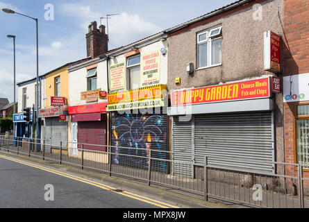 Reihe der geschlossene Geschäfte im Albert Road, Farnworth. Drei der Geschäfte sind takaway Restaurants (Chinesische, Indische und Pizza zum Mitnehmen). Stockfoto