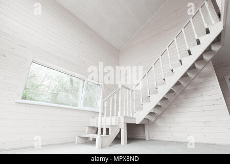 Leeren neuen Holzhaus Interieur mit Treppen und Fenster Stockfoto