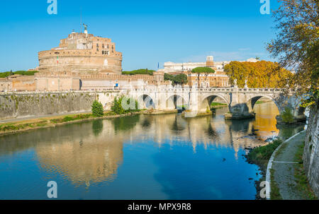 Blick auf den berühmten Castel Sant'Angelo und der Brücke über den Fluss Tiber in Rom, Italien. Stockfoto