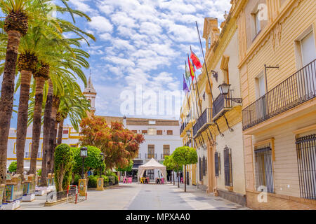 Ein Blick auf die Seite der Plaza de la Laguna mit dem Rathaus auf der rechten, der Parroquia de las Angustias Kirche in Ayamonte, Andalusien, Spai Stockfoto