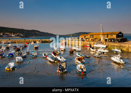 Am späten Abend Sonnenschein und blauer Himmel im Cobb Hafen in Lyme Regis auf der Jurassic Coast von Dorset am 23. Mai 2018. Foto: Graham Jagd-/ Stockfoto