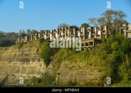 Häuser auf der Spitze einer Klippe in Penarth, mit Blick auf die Bucht von Cardiff, Cardiff, Wales Stockfoto