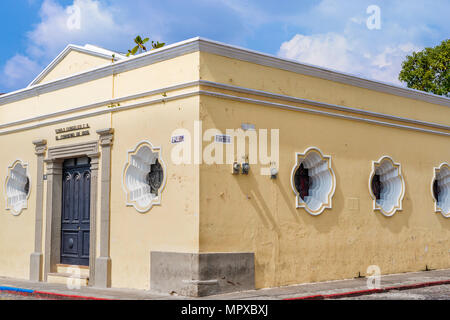 Antigua, Guatemala - Dezember 6, 2016: architektonisches Detail im malerischen Haus im Kolonialstil in Antigua, Guatemala Stockfoto