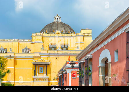 Antiqua, Guatemala - Dezember 6, 2016: Kirche La Merced und kolonialen Häuser in Tha street view von Antigua, Guatemala. Die historische Stadt Antigua UNE ist Stockfoto