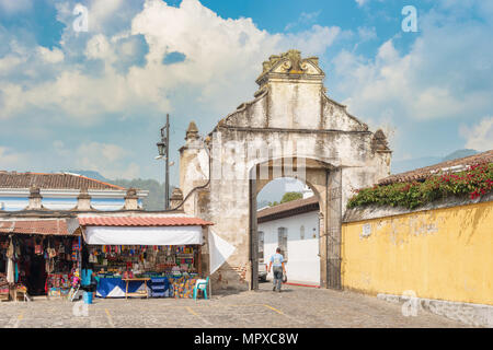 Antigua, Guatemala - Dezember 6, 2016: Historische Eingangstor zum Platz vor der katholischen Kirche namens Iglesia de San Francisco in Antigua, Gua Stockfoto