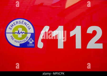 112, Rufnummer für Lissabon Feuerwehr, der auf das Gehäuse von einem Krankenwagen aus Lissabon Brandbekämpfung Abteilung gemalt, Portugal Stockfoto